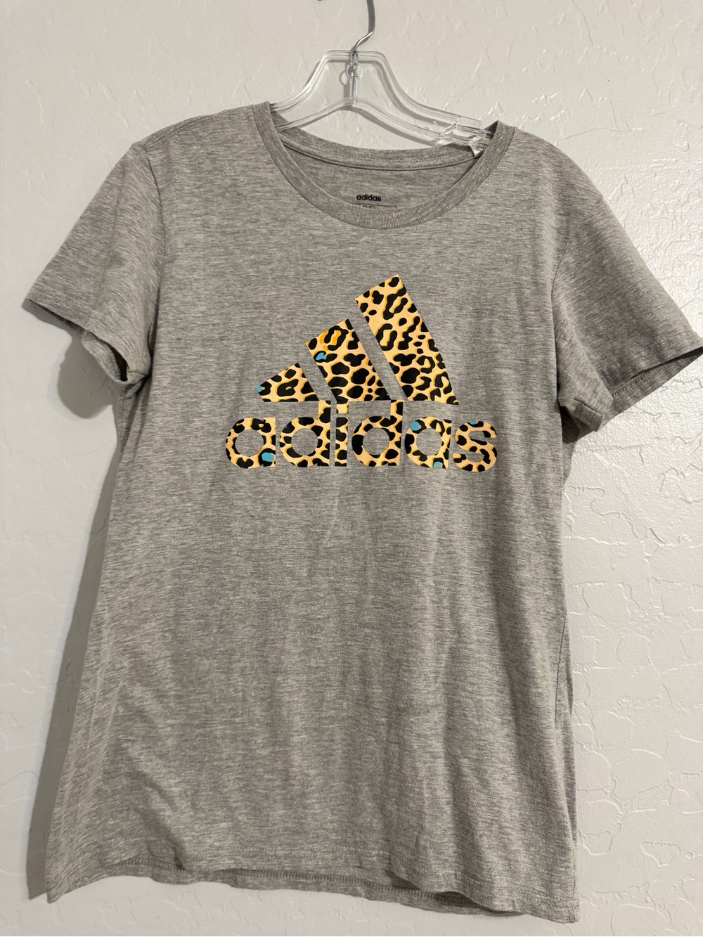 👚adidas Gray Leopard Logo Graphic Print Crew Neck Short Sleeve T-Shirt Size S